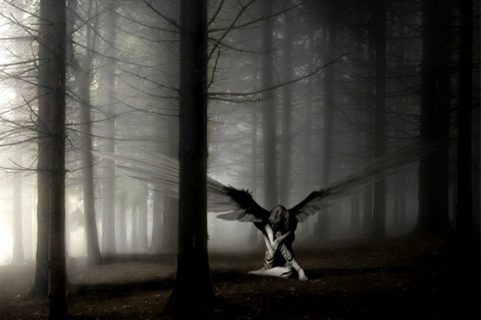 самотна-тъжно-ангел-в-гората