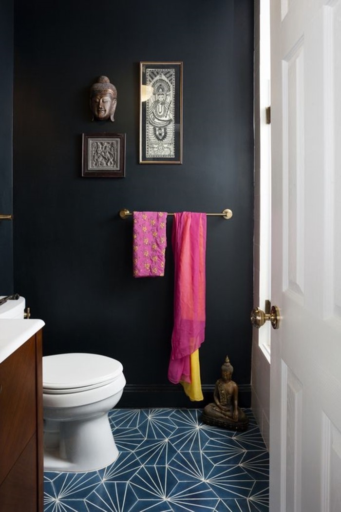 eklektičan Kupaonica interijera crne zidove Buddha figure kao ukras ručnici bljeskalica plava boja geometrijski podne pločice kupaonica pločica modela