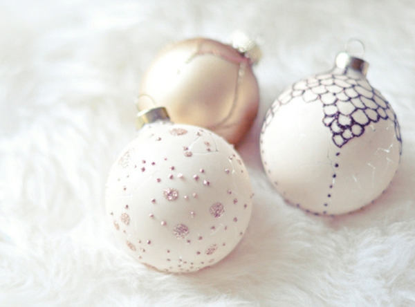 Elegáns dekoráció a karácsonyfa gömböknek