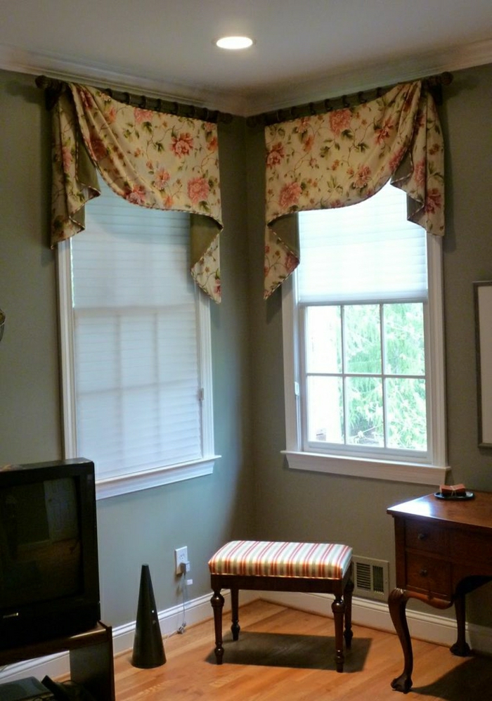Elegantne zavjese mali prozor aristokratske interijera