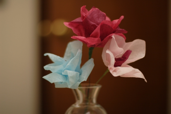 Flor de papel elegante en florero-redimensionada