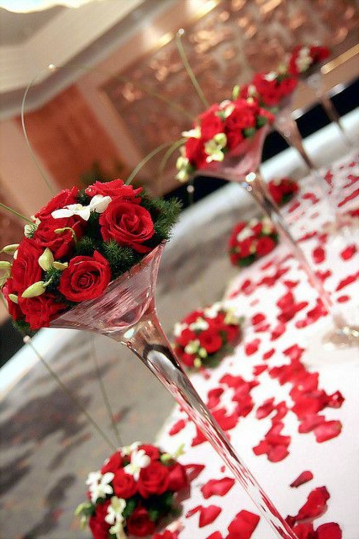 décoration de table élégante idées avec des pétales de rose-