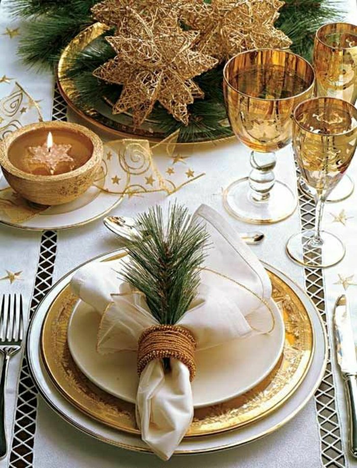 زخرفة طاولة أنيقة لعيد الميلاد بزخارف ذهبية
