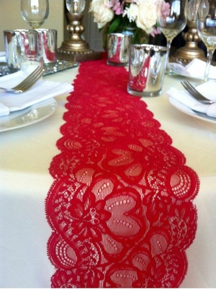 décoration de table élégante avec rouge à crête comme coureur