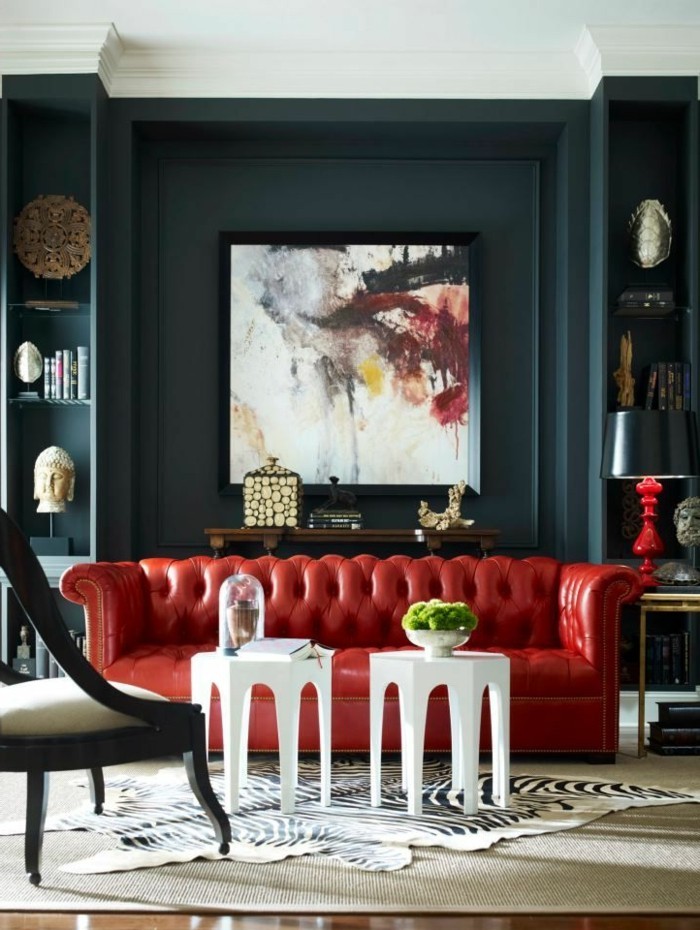 Preparación de una sala de estar elegante elegante sofá de cuero muebles-roja