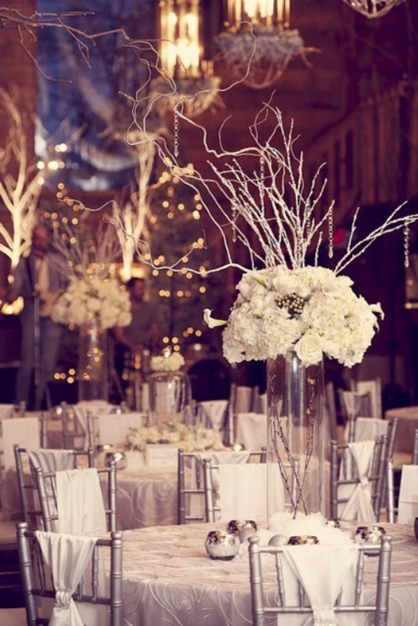 décoration de mariage élégante-pour-table-fleurs en blanc