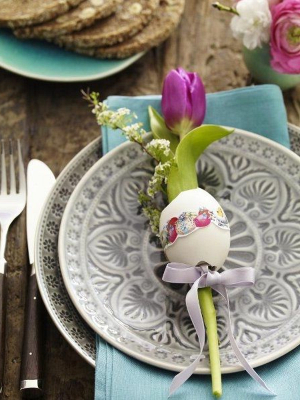 decoración de la mesa elegante elegante con los tulipanes rosados