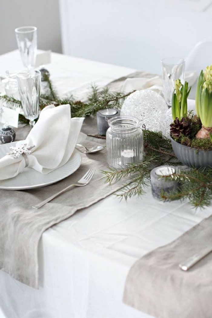 elegantna weihnachtsdeko stol dekoracija stilski i udobno