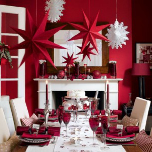 Elegantne božićne ukrase, crvene zvijezde i bijele pahuljice koje visi sa stropa