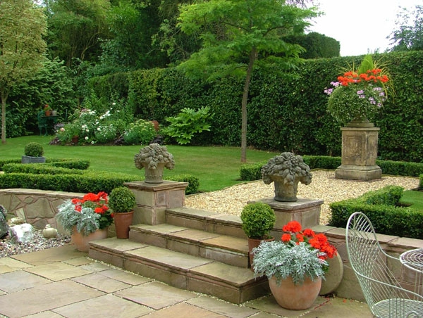 Каменни стълби и скулптури в зелената градина