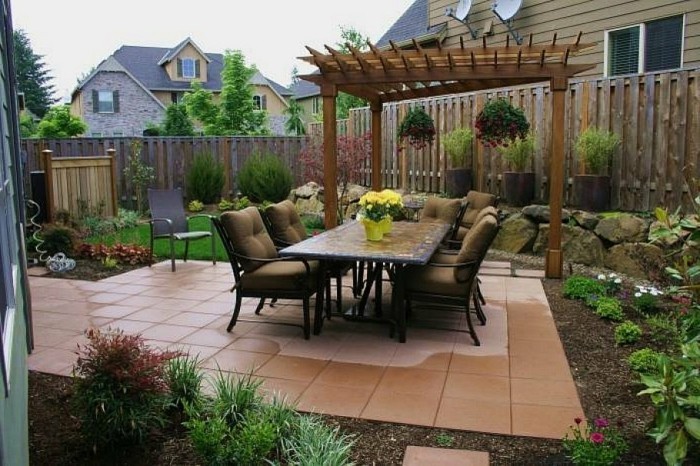 elegante mesa con sillas-en-hermosa-jardín