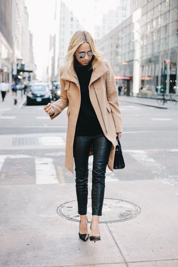 елегантен-зимни цвят карамел дами палто палто кожени панталони и черни обувки-с-ал слънчеви очила