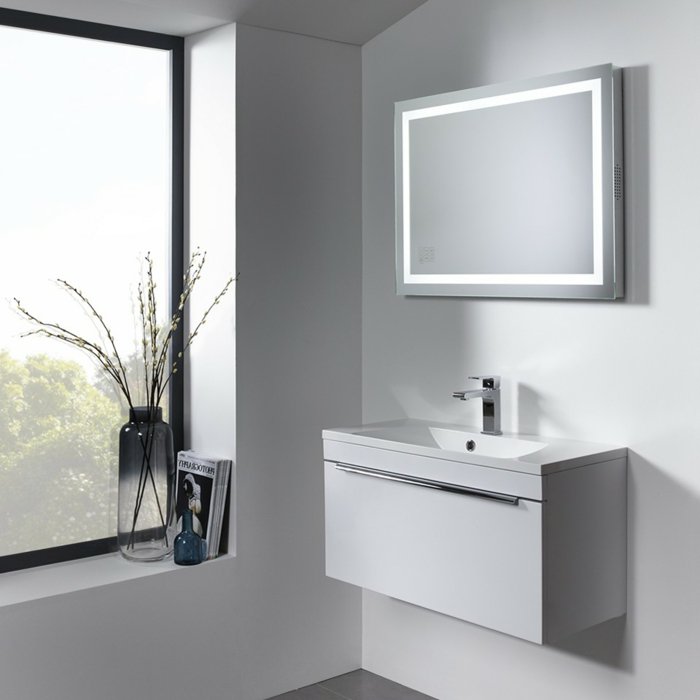 Elegantna kupaonica interijera kupaonica ogledalo-s-rasvjeta