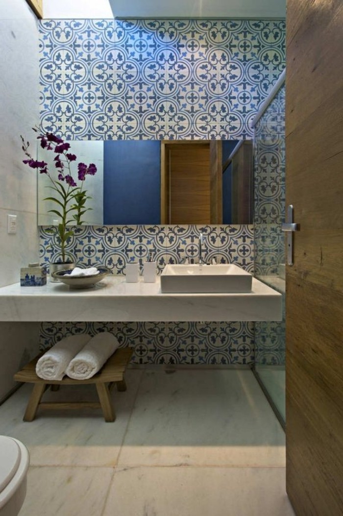 सुरुचिपूर्ण बाथरूम पुष्प रूपांकनों के साथ इंटीरियर शानदार दीवार टाइल