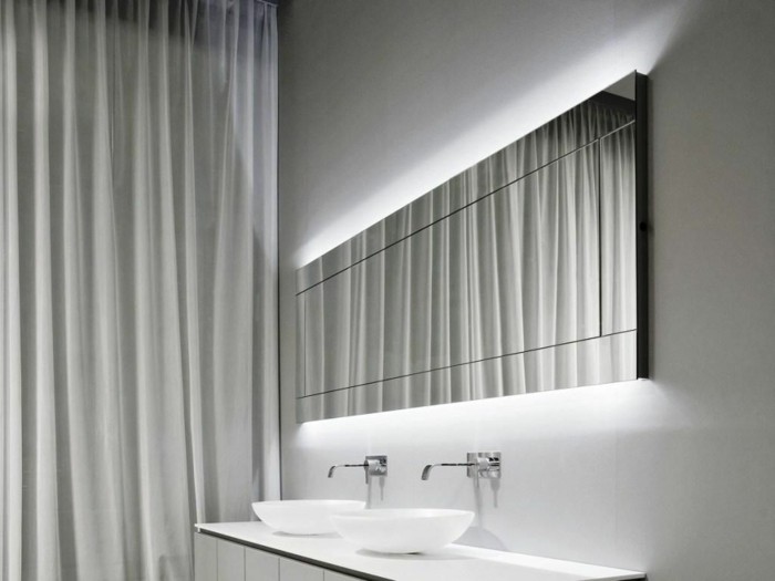 elegáns fürdőszoba belseje szürke függöny közvetett tükör világítással