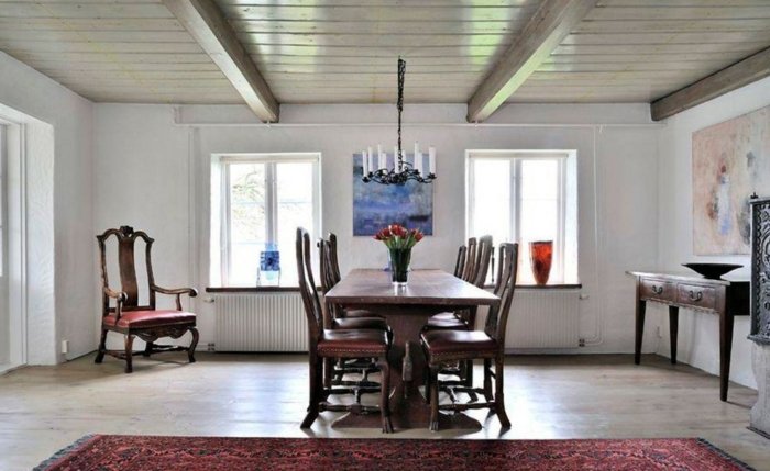 elegante estilo-rojo-tulipanes-preciosas de madera oscura-comedor-muebles-país velas para lámparas de techo