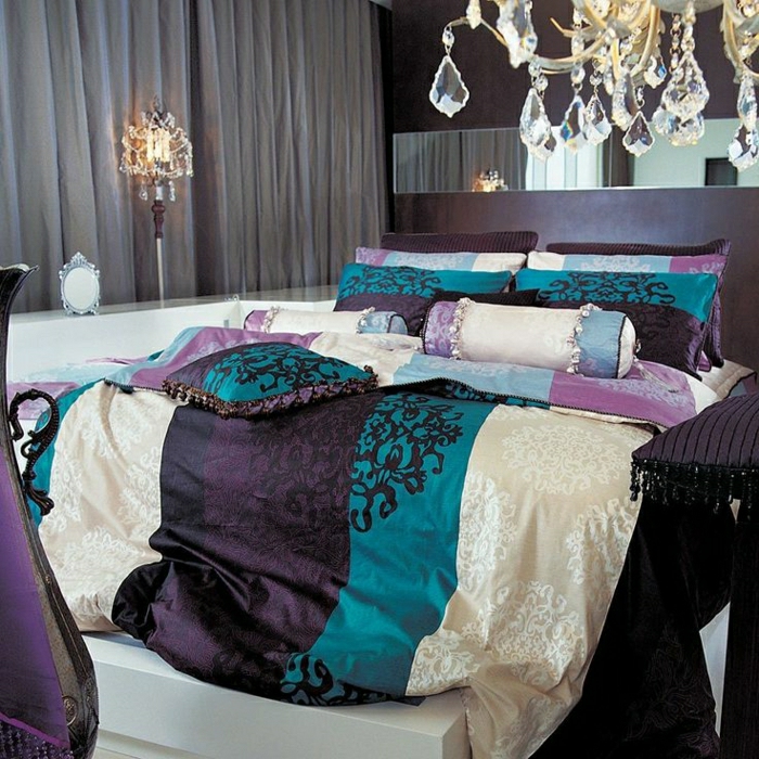 елегантна спалня полилей кристали постелки лилаво-тюркоазено-бежови възглавници орнаменти