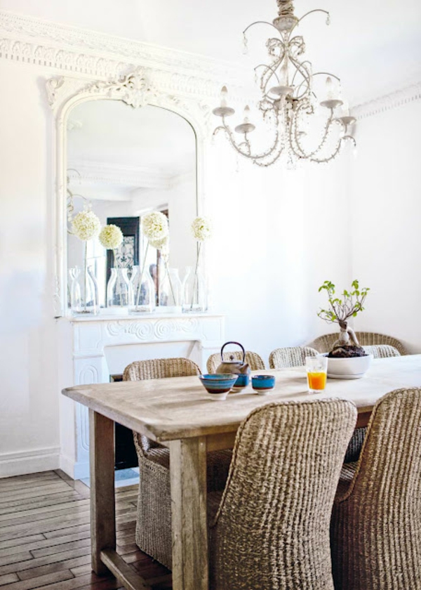 елегантна трапезария с ратанова мебел - бяла стена с красиво огледало