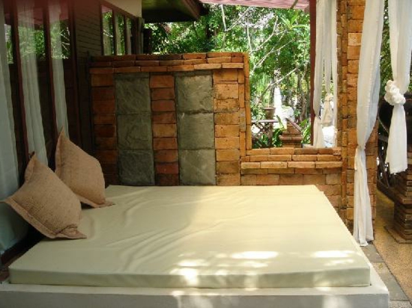 елегантни външни легла - бели пердета и възглавници