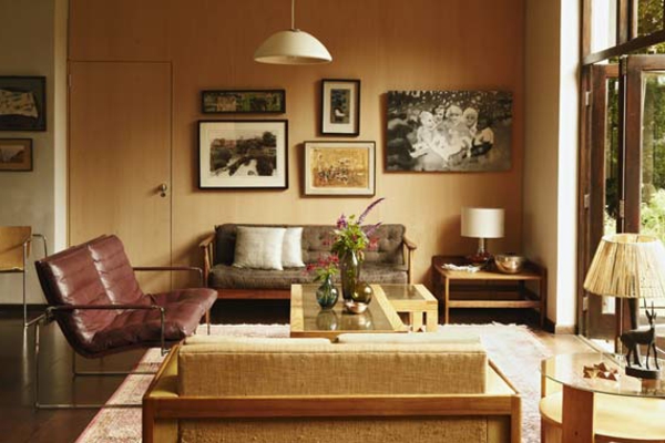 elegante-sala de estar-instalación-suave-alfombra y muchas fotos en la pared