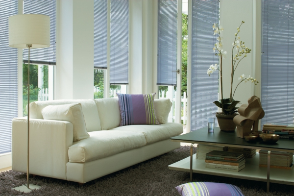 elegantna dnevna soba - moderna jalosin - bijela stajaća svjetiljka pored sofe s bijelim jastukom