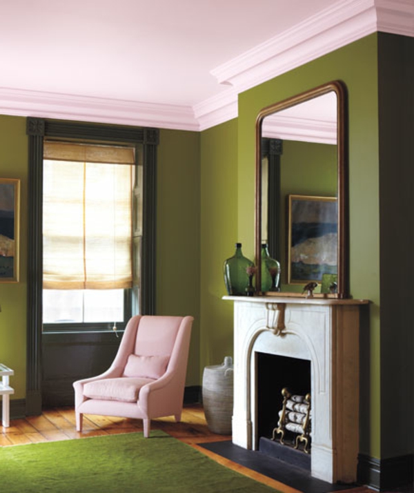 tyylikäs huone, jossa on seinänvärinen oliivi-vihreä nojatuoli ruusuisessa värissä