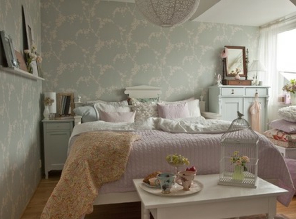 غرفة نوم على الطراز الريفي - تصميم أبيض - العديد من الوسائد على السرير