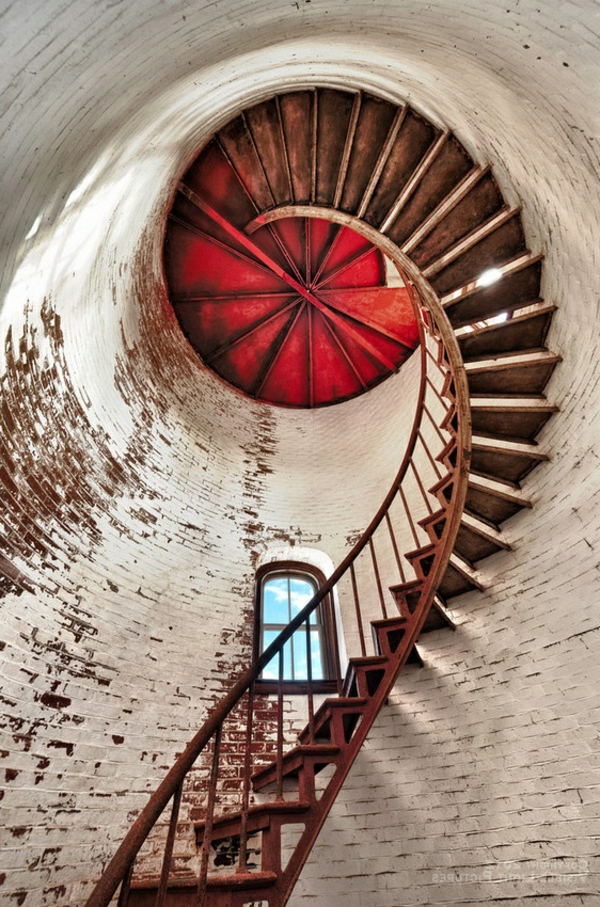 impresionante torre con escalera en espiral