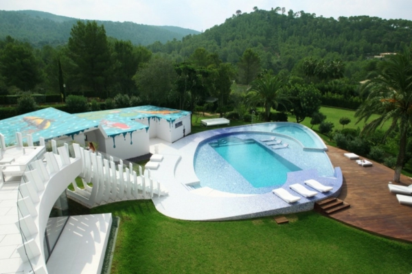 extraña piscina en el jardín nuevo concepto de diseño