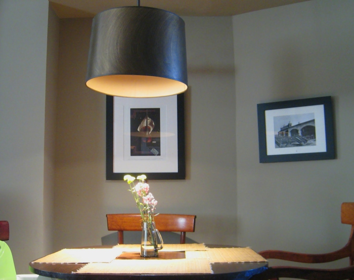 mesa de comedor lámpara-grande-acogedor-interior