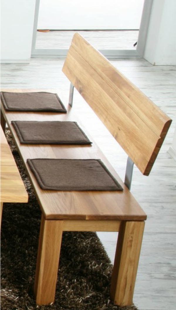 Comedor-banco-con-resto-de-madera-en una alfombra marrón suave