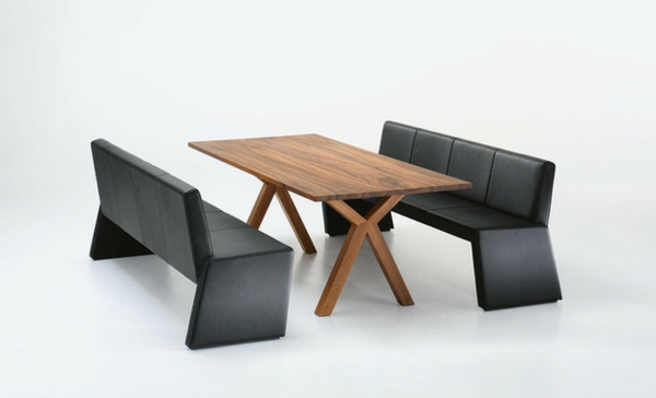Blagovaonica-klupe-s-odmora-dvije crne klupe - i drveni stol između njih