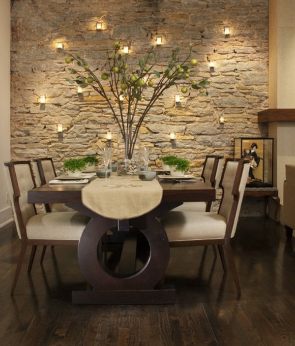 تصميم غرفة الطعام مع جدار حجري يخلق جوًا رومانسيًا