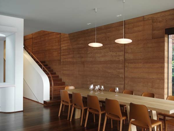 ruokailuhuone, jossa on puinen seinä ja pitkä ruokapöytä monilla tuoleilla