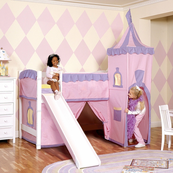 двуетажно легло с пързалка в детската стая - изглежда като замък