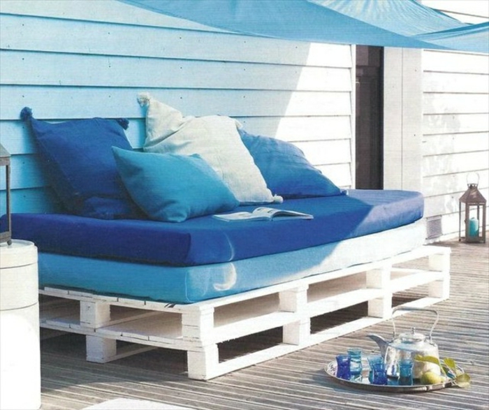 White painted outdoor pallet sofa bed. 