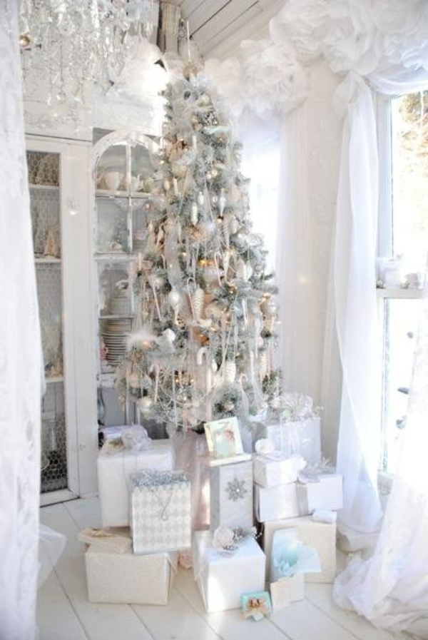 fehér karácsonyi dekoráció - gyönyörű karácsonyfa