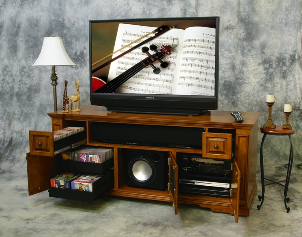 muebles exclusivos de televisión de madera con una lámpara al lado