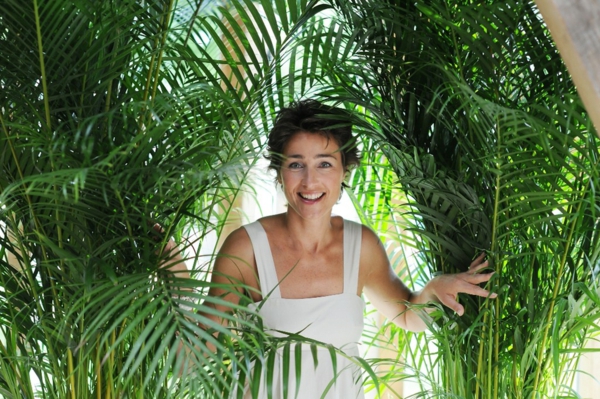Egzotikus beltéri növények - egy nő mosolyog