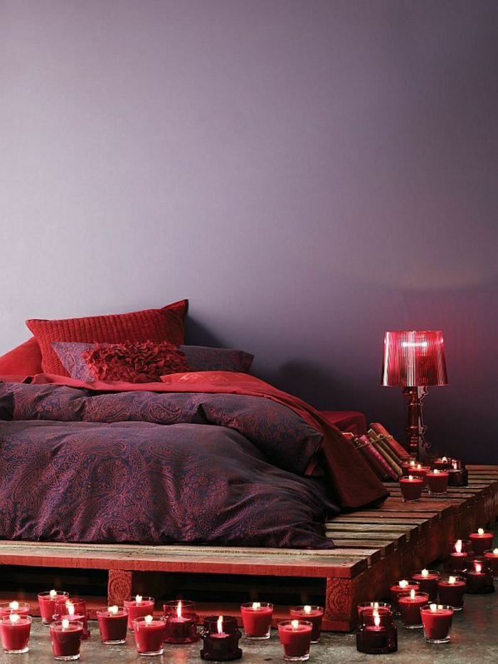 egzotični spavaća ljubičaste zidove posteljinu, crvene i ljubičaste ukrase jastuk paleta krevet-crvena lampica svijeće