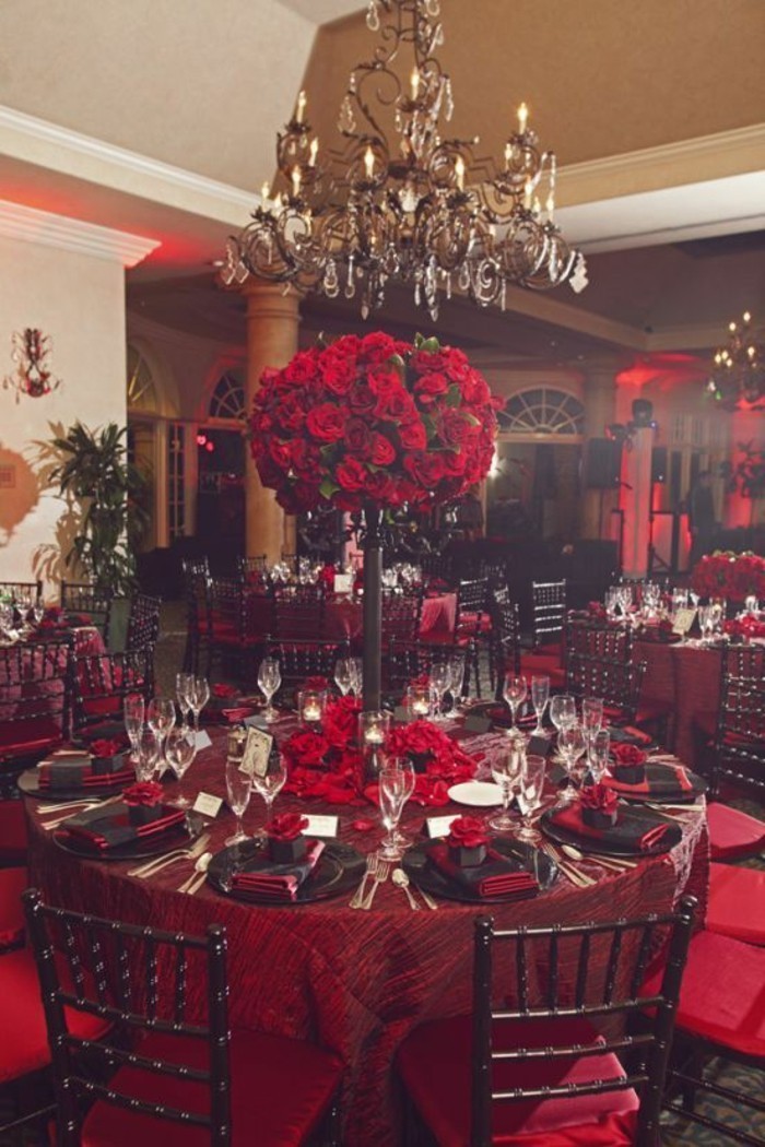 精致的餐桌装饰功能于红玫瑰