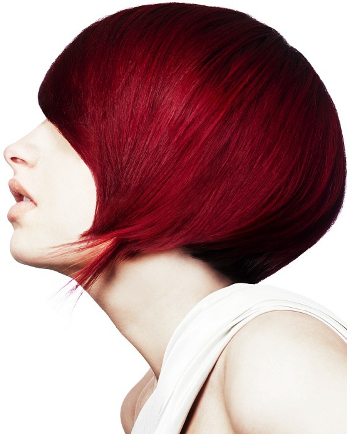 Екстравагантна и много елегантна Kurzhaarfrisu за дами, тъмно червен цвят на косата, лека акцентирана кожа