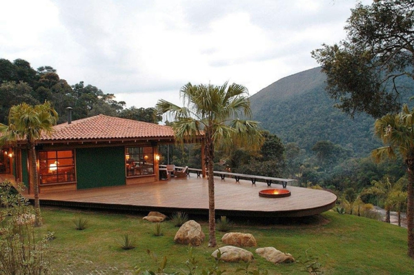Conception de maison écologique avec terrasse et palmiers expansive