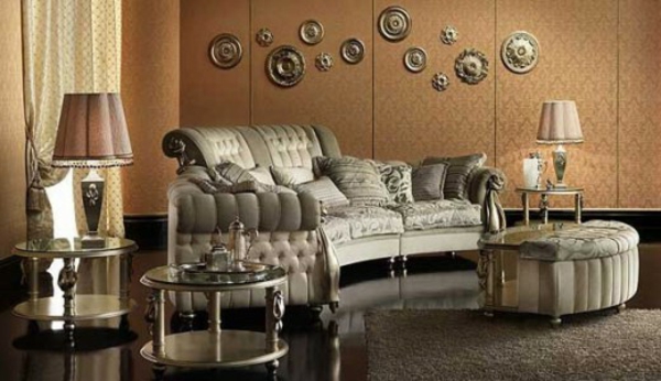 Diseño extravagante de la sala de estar: cojines grises y hermosas lámparas