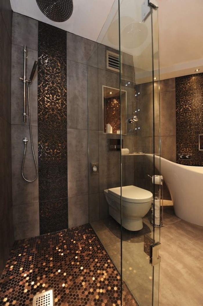 Interior de baño extravagante en gris y marrón combinar sencillo-con-atractiva-baño o los azulejos