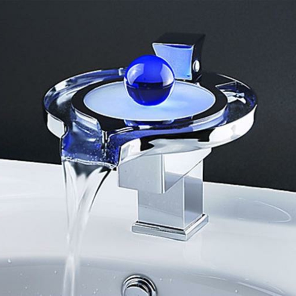 екстравагантен дизайн на мивката - топка в синьо върху него