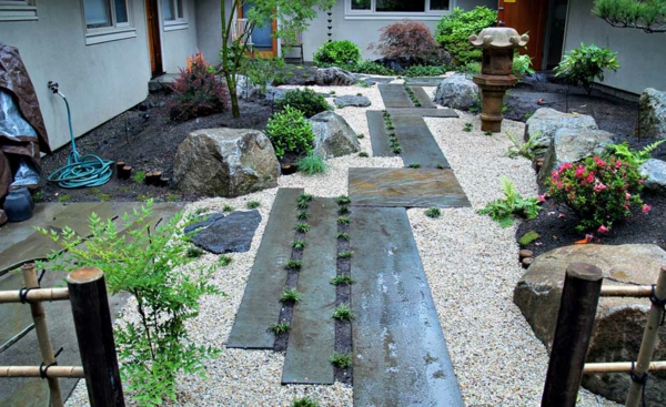 Losas de piedra para pasear por el jardín