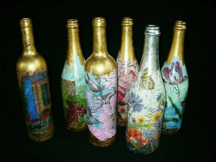 пет златни бутилки със салфетки и красиви цветя - чудесна идея за технологията за салфетки