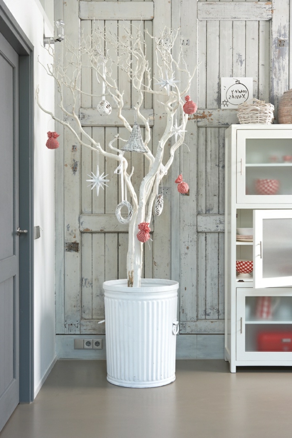 bijeli božićni ukras - drvo u sobi, ukrašeno kao božićno drvce