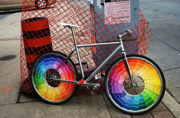 bicikl-ukras - šareni kotači - na ulici